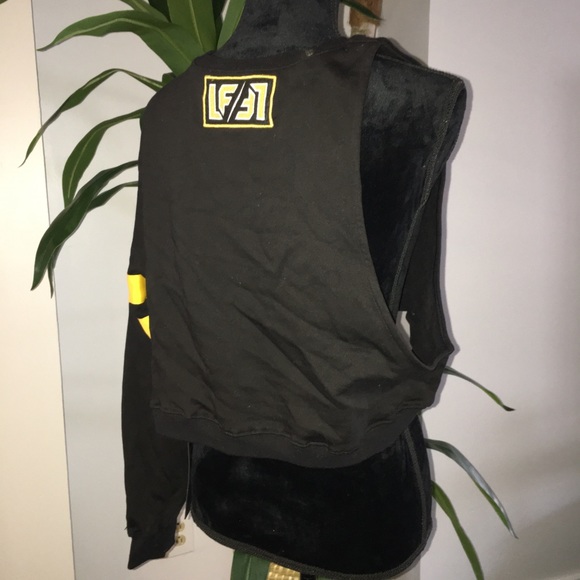 Half Sleeveless Sweater - Picture 2 of 6